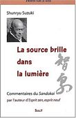 La source brille dans la lumière couverture